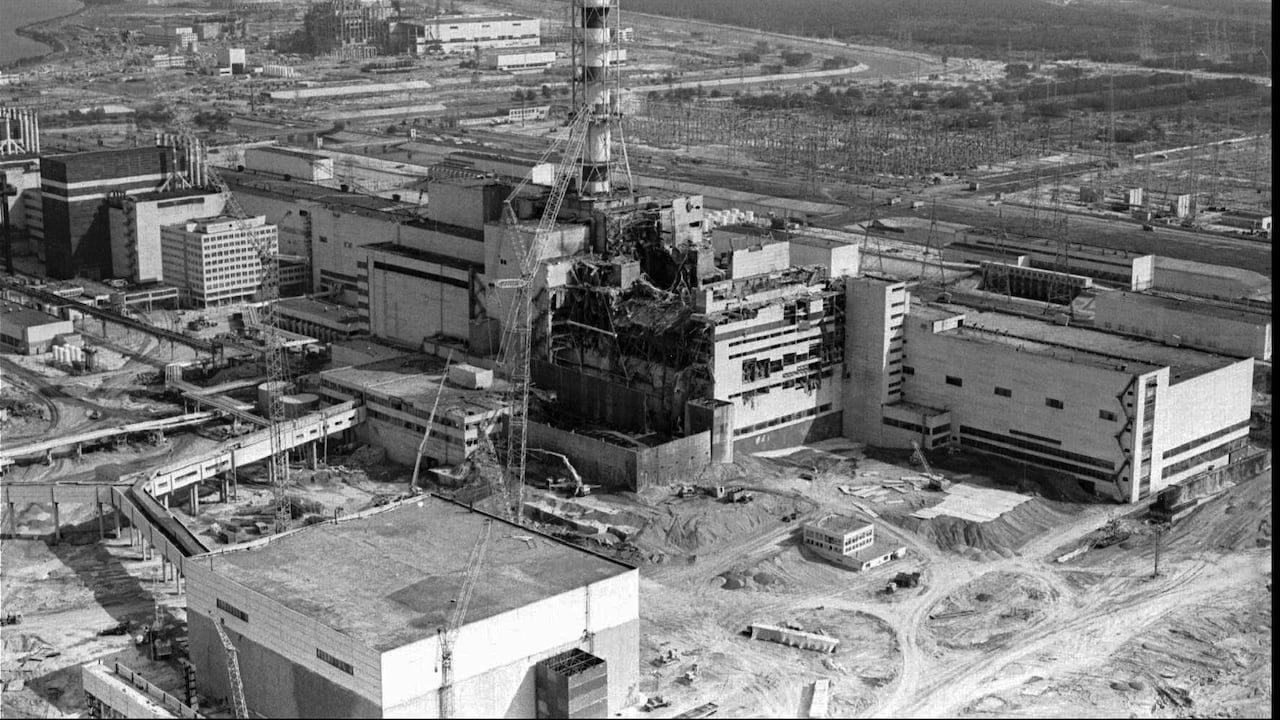 Esta foto de archivo del 26 de abril de 1986 muestra una vista aérea de la planta nuclear ucraniana de Chernobyl, con daños por una explosión e incendio en el reactor cuatro que envió grandes cantidades de material radiactivo a la atmósfera.