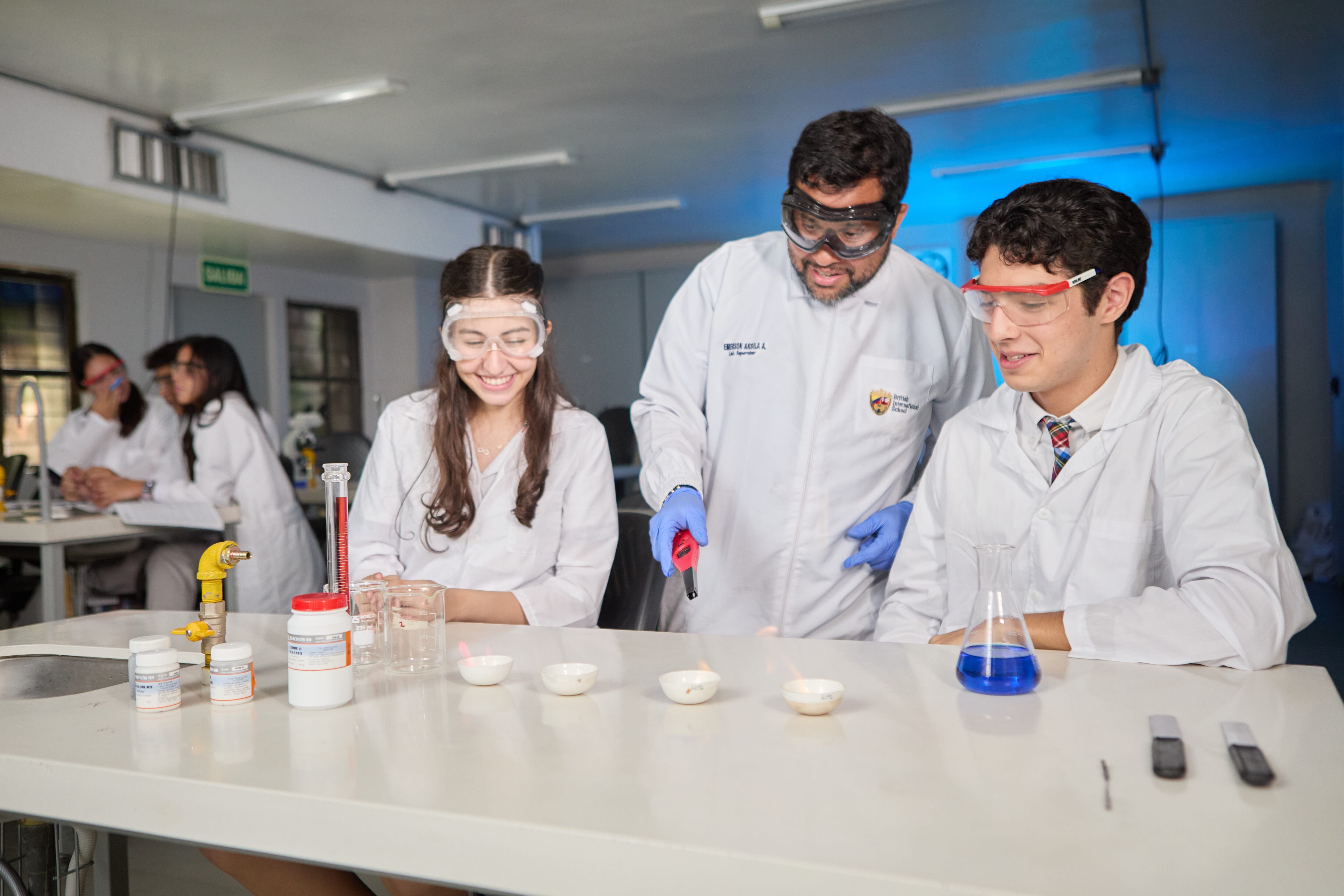 Estudiantes en laboratorio en Barranquilla.