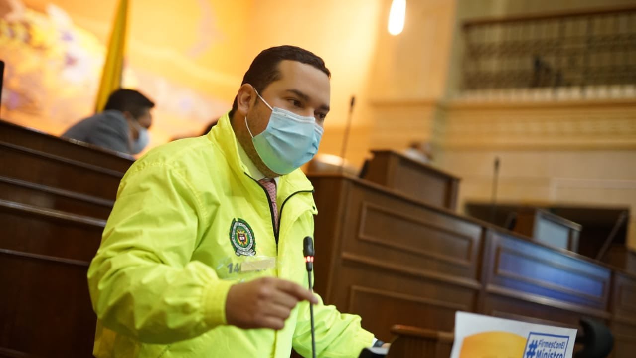 Video: vestido de policía, un congresista defendió a los uniformados en medio del debate de moción de censura contra el ministro de Defensa