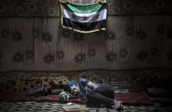 Un luchador sirio de la oposición descansa en un campamento rebelde en la ciudad de Idlib, en el noroeste de Siria. (AP) 