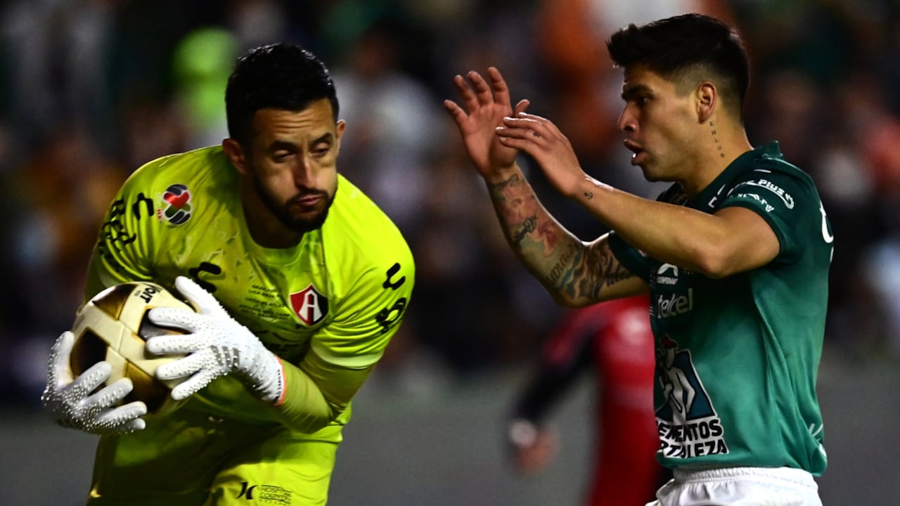 Atlas's Colombian goalkeeper Camilo Vargas (L) and Leon's Chilean forward Victor Davila vie for the ball during their Mexican Apertura 2021 tournament first leg final football match at the Nou Camp stadium in Leon, Guanajuato state, Mexico, on December 9, 2021.
AFP/PEDRO PARDO