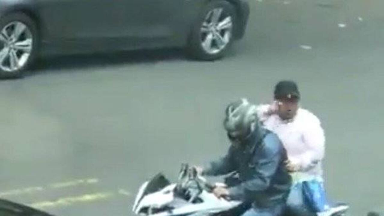 Tras robar un banco en Bogotá, dos ladrones intentaron huir con una moto que, sin embargo, no funcionó.