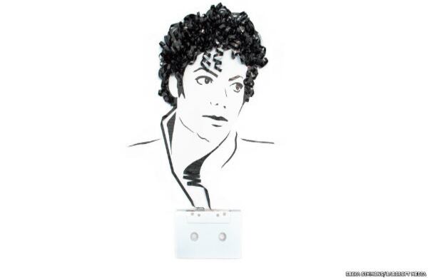 Simmons, que vive en Chicago, Illinois, recibe la cinta reciclada que le mandan personas de todo el mundo: Varios fragmentos se utilizaron para este trabajo de Michael Jackson.