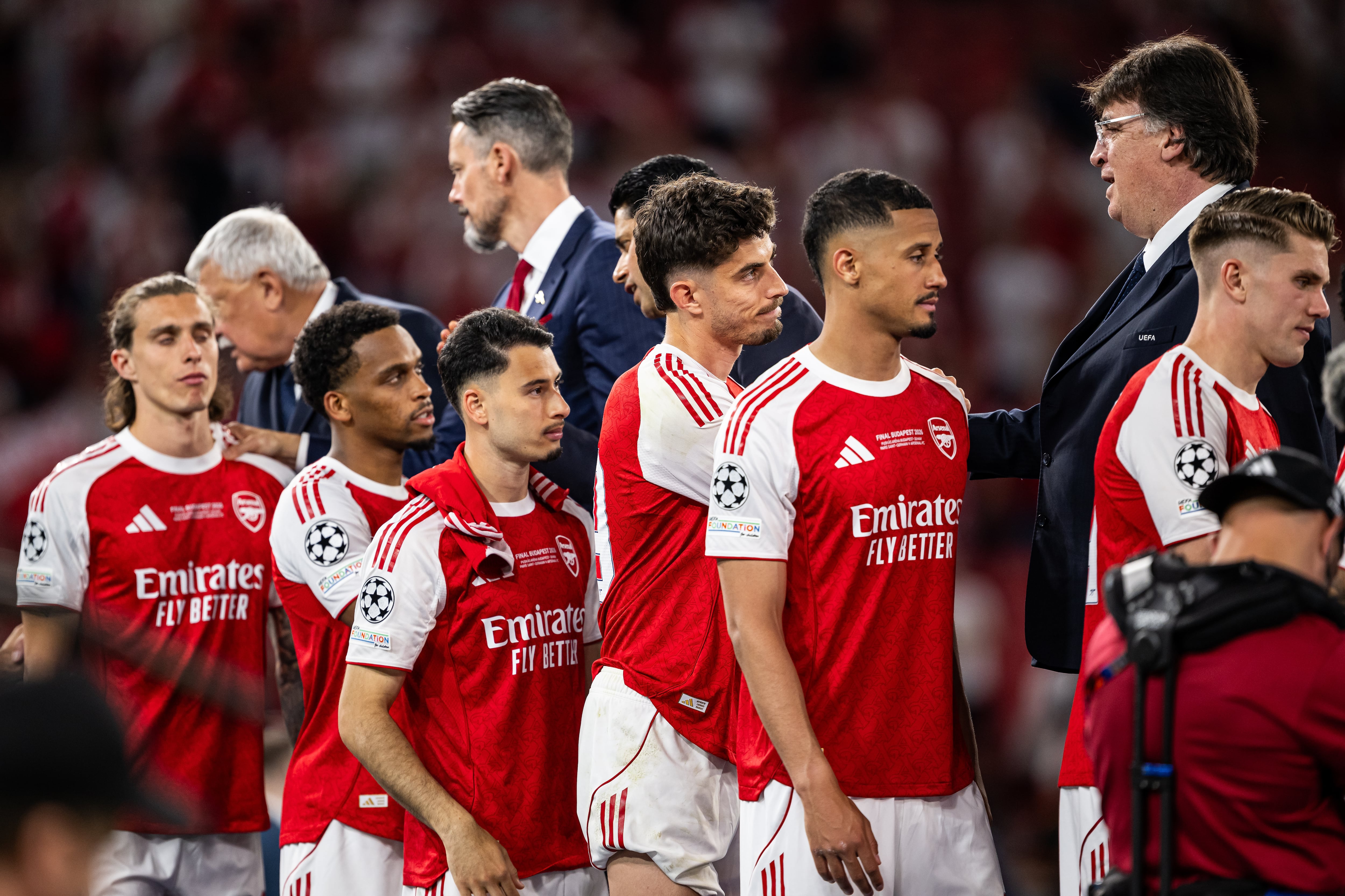 Los jugadores del Arsenal son saludados por autoridades de la UEFA.