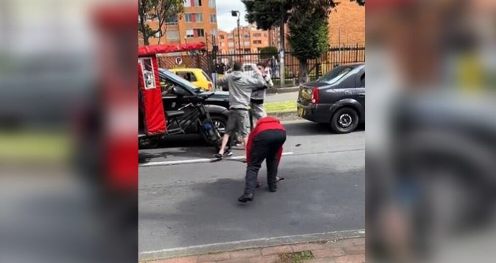 Un hombre de saco rojo fue el encargado de recoger el arma del piso.