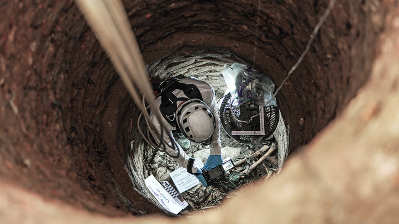 Estos son los trabajos realizados en un aljibe de Barrancabermeja, Santander, de donde se han recuperado varios restos óseos.