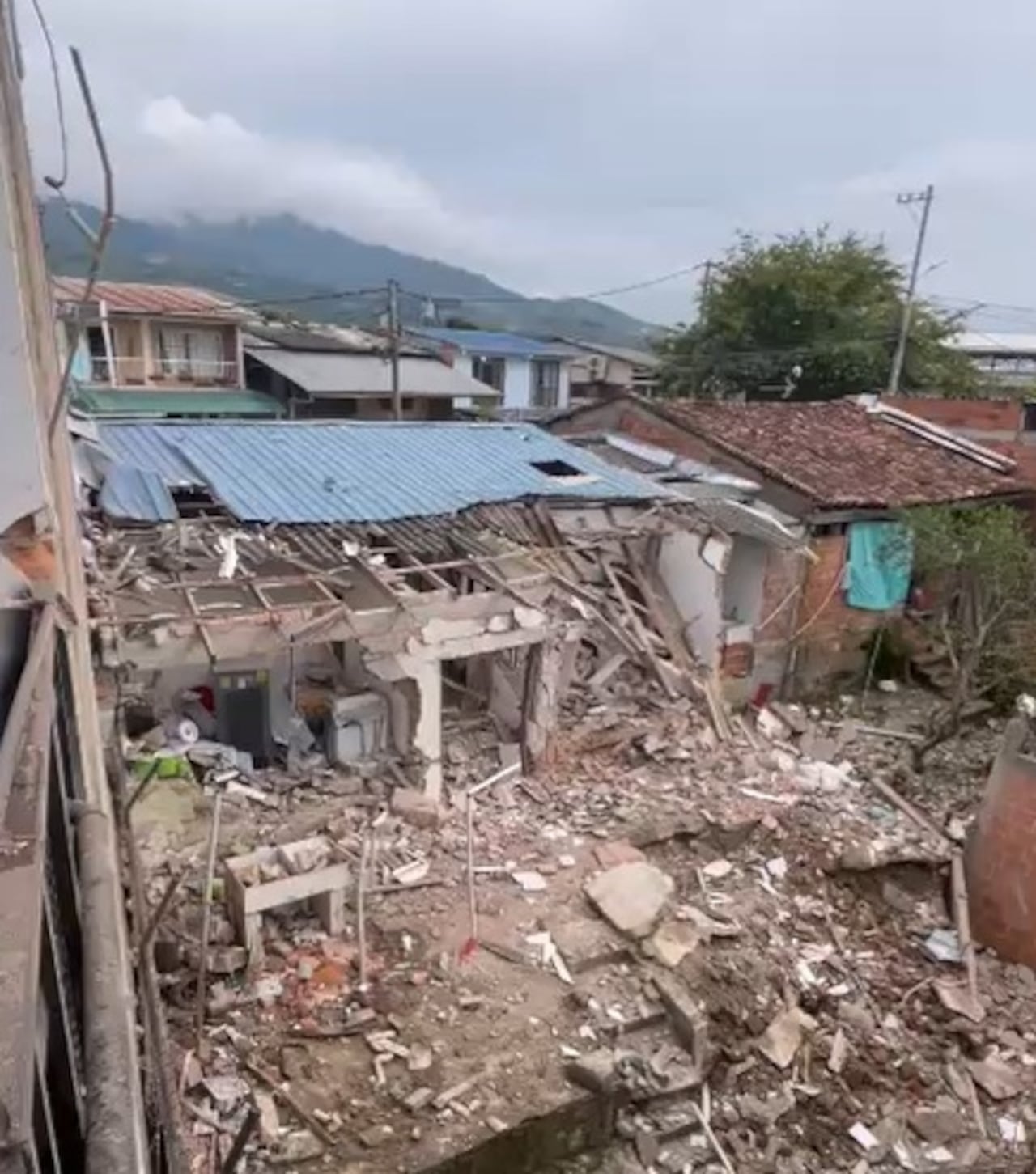 Varias viviendas y la gran parte de las instalaciones de la subestación de Policía del corregimiento de Mondomo, quedaron reducidas a escombros, luego de este ataque atribuido a las disidencias de las Farc.