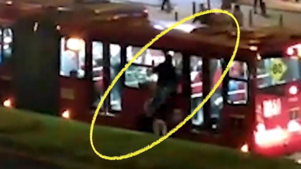 La Fiscalía logró la judicialización de los delincuentes que se trepaban a las ventanillas de los buses articulados para llevarse los celulares.