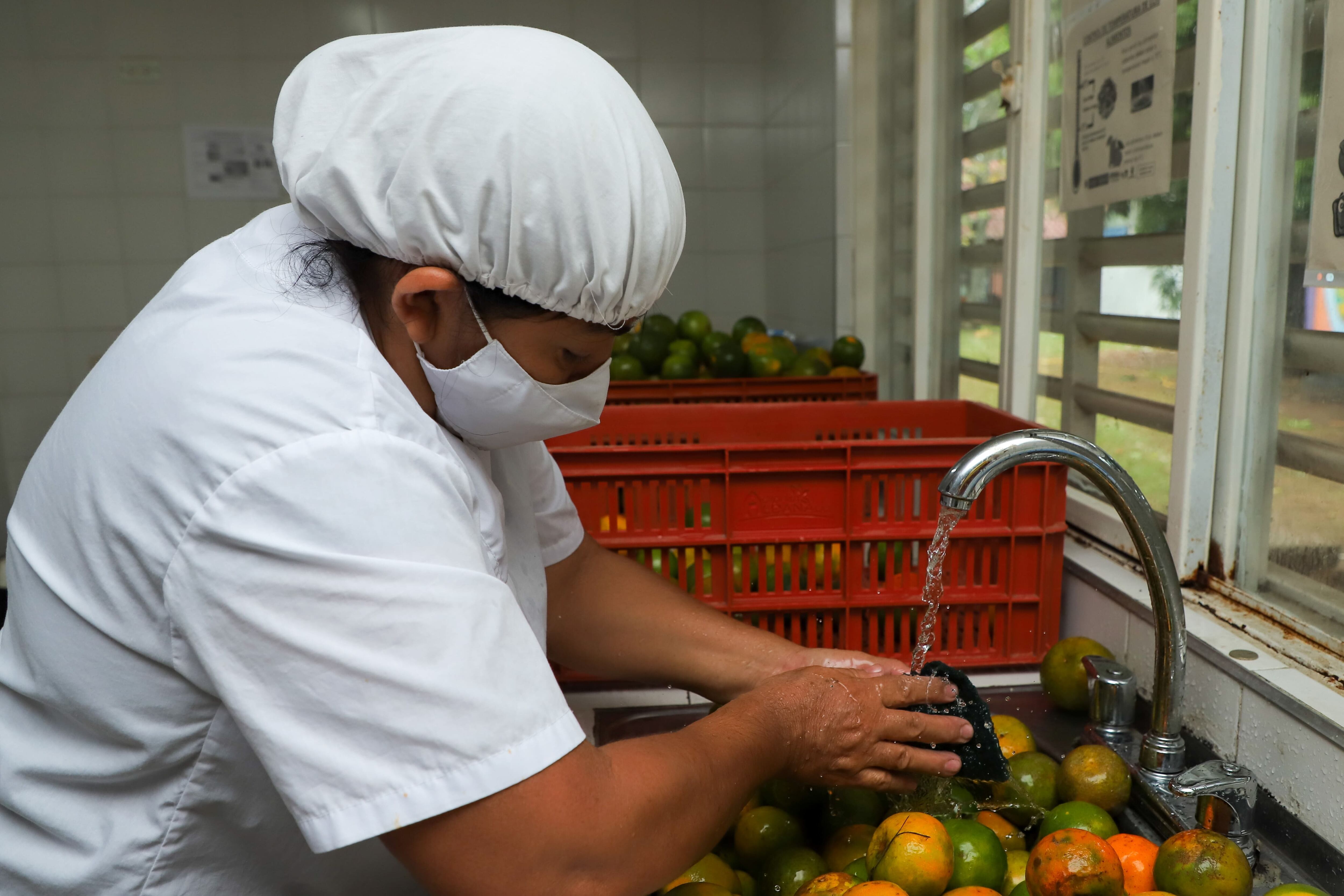El PAE en Cali en la lupa de las autoridades por presuntas galletas vencidas, bajas porciones y pasteles con hongos.
