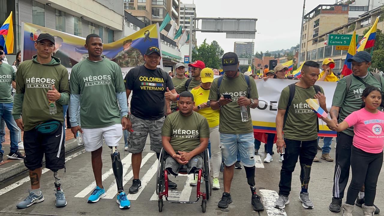 Militares heridos en combate marcharon en las movilizaciones del 21 de abril contra el Gobierno de Gustavo Petro.