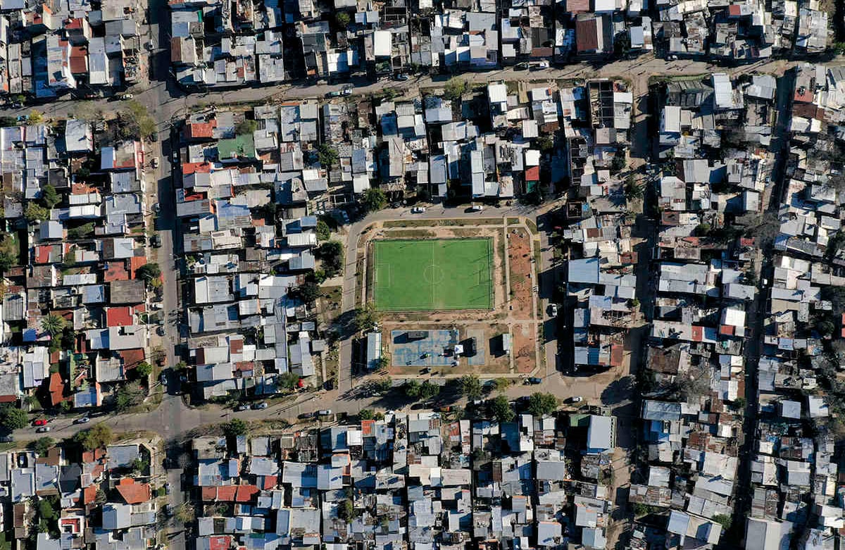 Esta es Villa Itatí, zona de Buenos Aires, Argentina, donde creció el futbolista Sergio Agüero, quien juega con el Manchester City. Un partido “rápido” hace varias semanas entre jugadores de Villa Azul y Villa Itatí fue responsable de unos 300 nuevos casos de covid-19 entre jugadores, espectadores y personas que viven cerca, dijeron funcionarios. Foto: Gustavo Garello/ AP