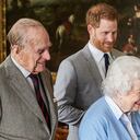 El príncipe Felipe y la reina Isabel, el día que conocieron a Archie. También aparece Doria Ragland, la madre de Meghan. La monarca le tendió un ramo de olivo a los Sussex.