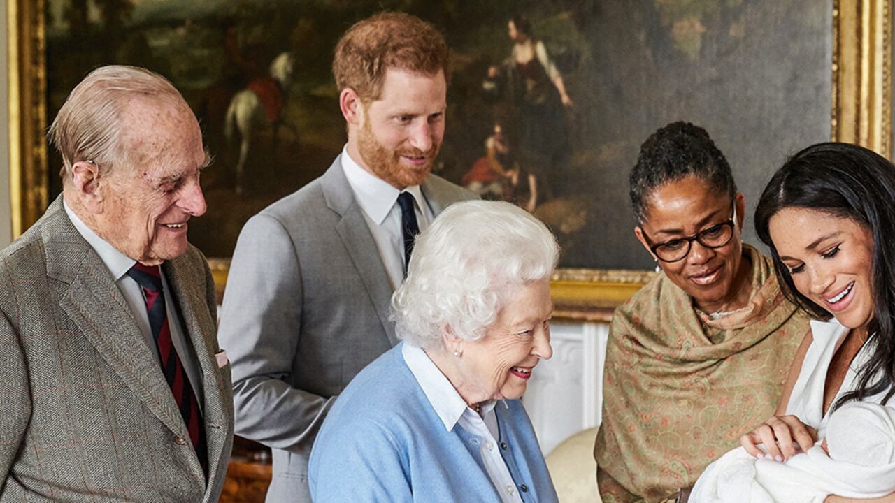 El príncipe Felipe y la reina Isabel, el día que conocieron a Archie, el hijo de Harry y Meghan. También aparece Doria Ragland, la madre de Meghan.