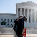 Roderick Reed, hermano de Rodney Reed protesta a las afueras de la Corte Suprema de EEUU.