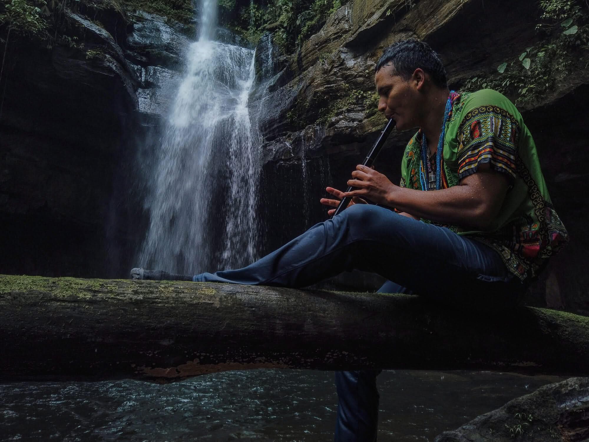Óscar Jelpud, índigena del Putumayo, guía turístico, músico y defensor de la naturaleza que murió en extrañas circunstancias.