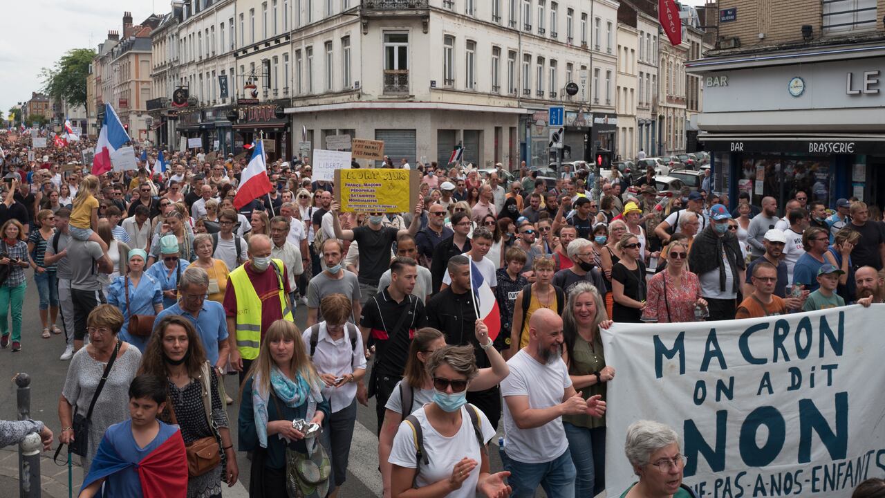 Manifestantes protestan en la ciudad de Lille, en el norte de Francia, contra el pase de coronavirus requerido para entrar a restaurantes, bares y trenes de larga distancia, el sábado, 21 de agosto del 2021. (AP Foto/Michel Spingler)