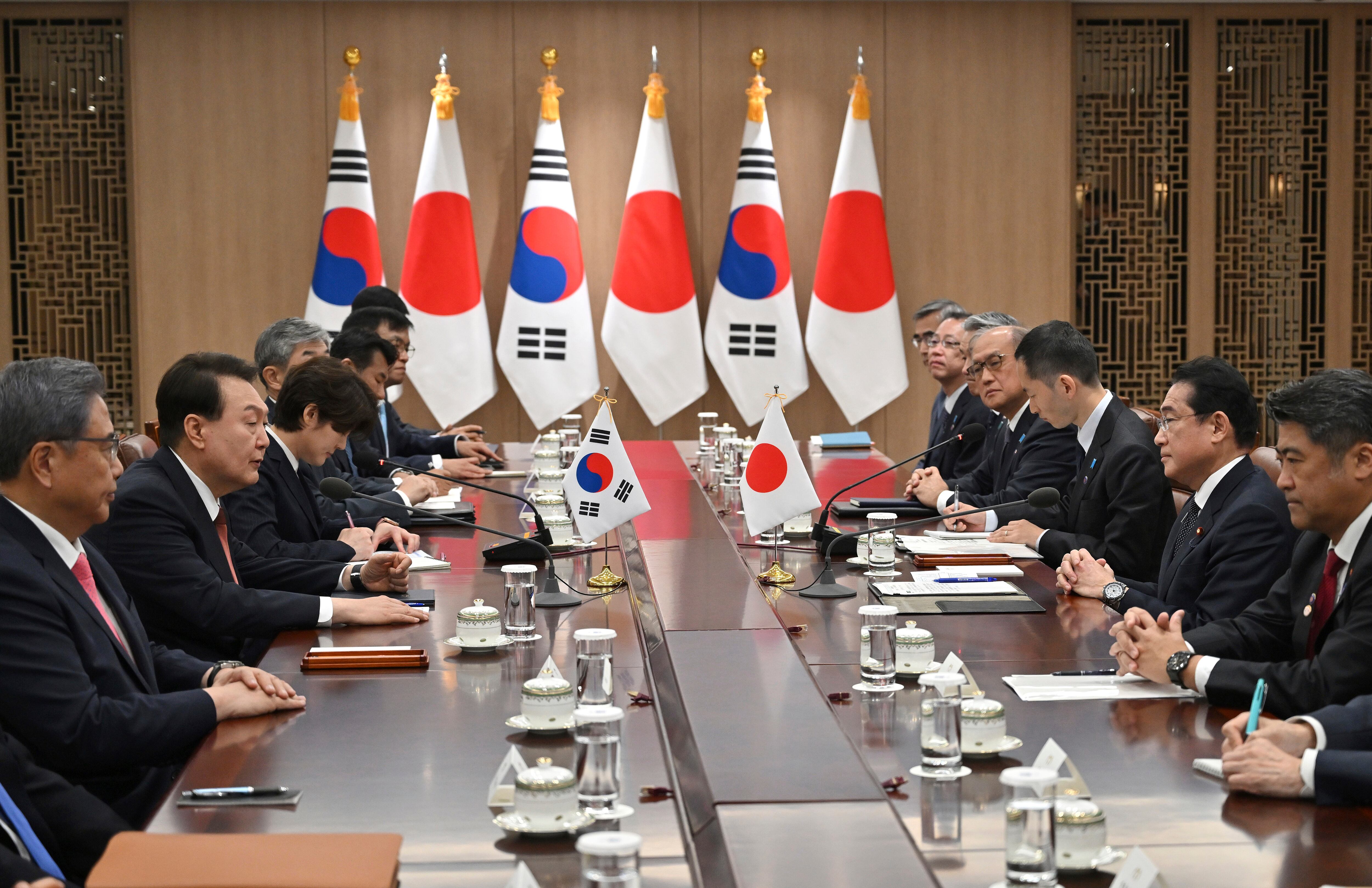 Los líderes de Corea del Sur y Japón se reunieron el domingo para su segunda cumbre en menos de dos meses, mientras presionan para reparar agravios históricos de larga data e impulsar los lazos frente al programa nuclear de Corea del Norte y otros desafíos regionales