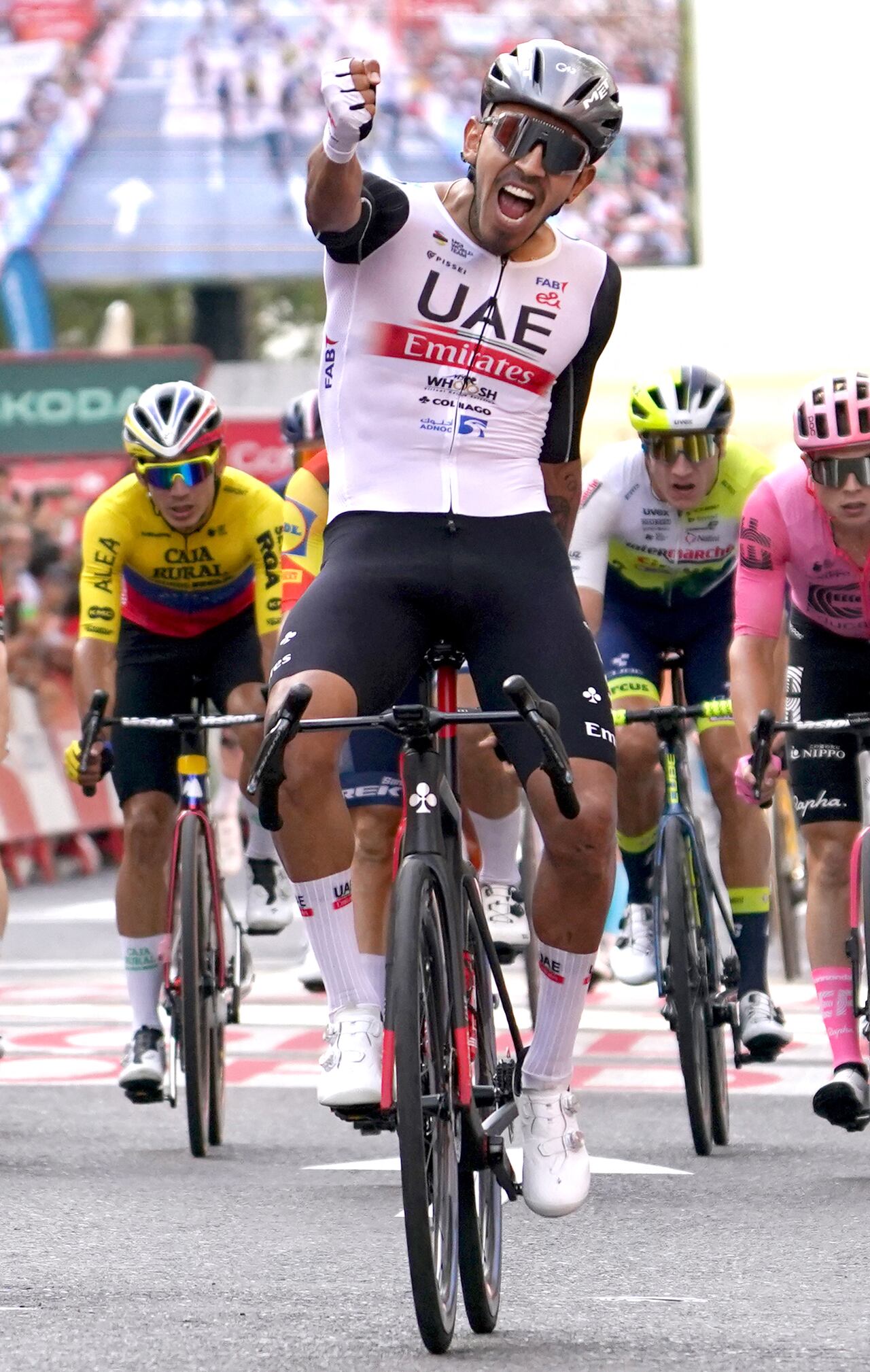 Juan Sebastián Molano celebra su triunfo en la etapa 12 de la Vuelta.