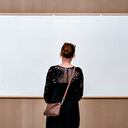 Una mujer admira el marco vacío de la obra "Toma el dinero y lárgate" de Jens Haaning, en el Kunsten Museum. Aalborg, Dinamarca, 28 de septiembre de 2021. Foto: Henning Bagger / Ritzau Scanpix / AFP