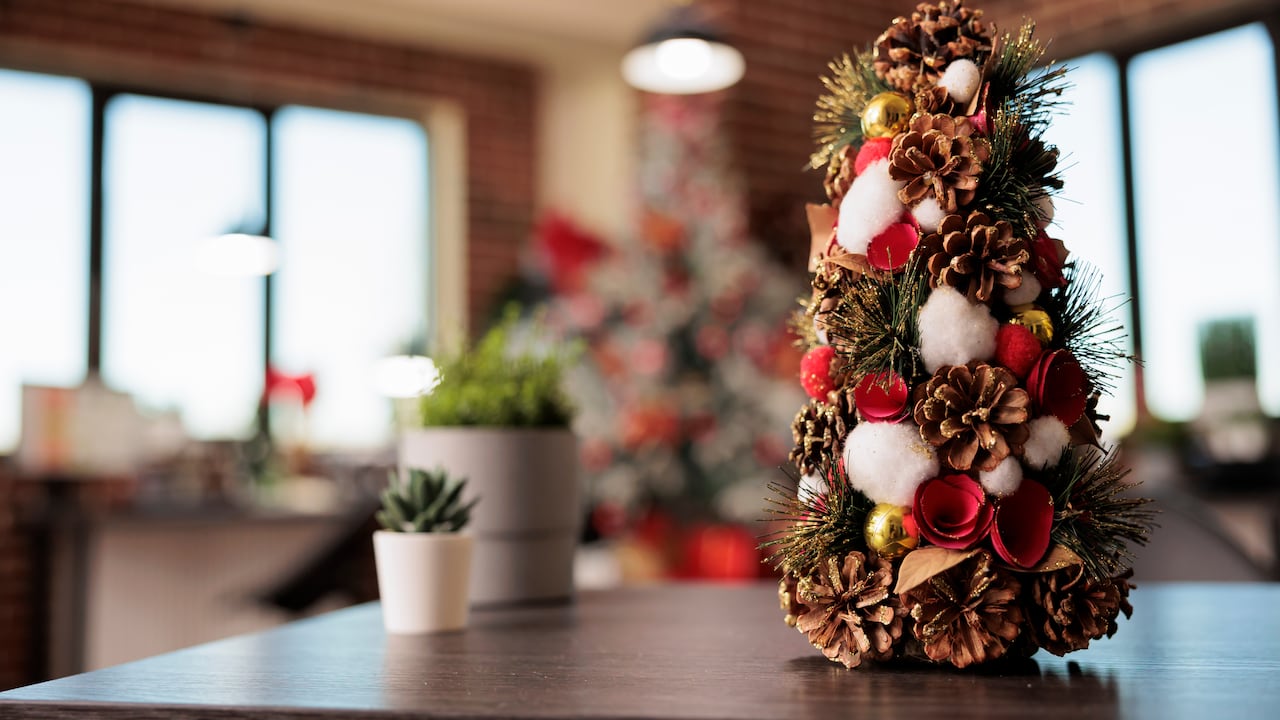 Las plantas de interior, combinadas con luces cálidas y materiales naturales, transforman los espacios en ambientes festivos y sostenibles.