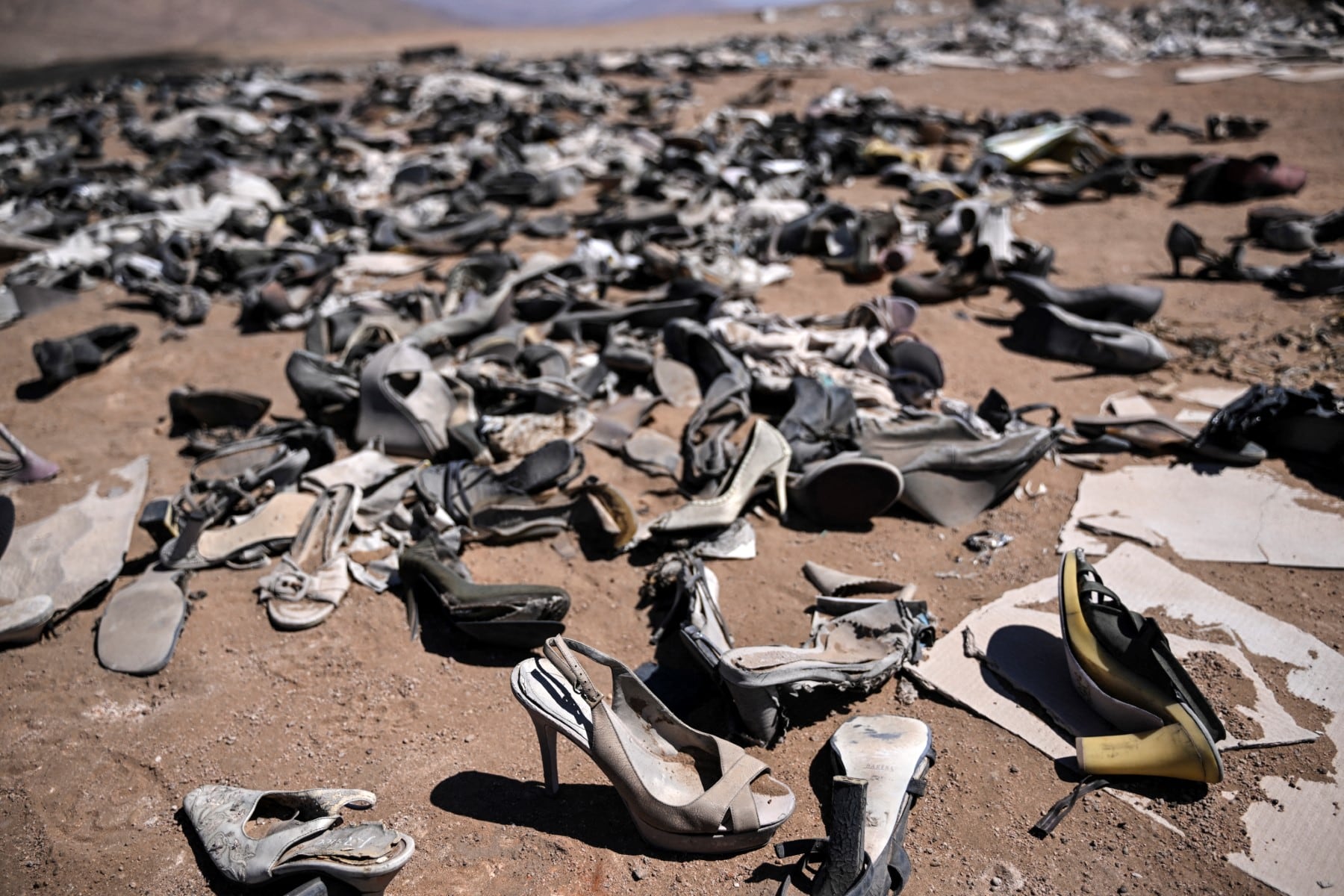 Se observa una gran cantidad de zapatos en un vertedero clandestino del sector Emerald, en la carretera hacia Caleta Buena, en Alto Hospicio, Iquique (Chile)
