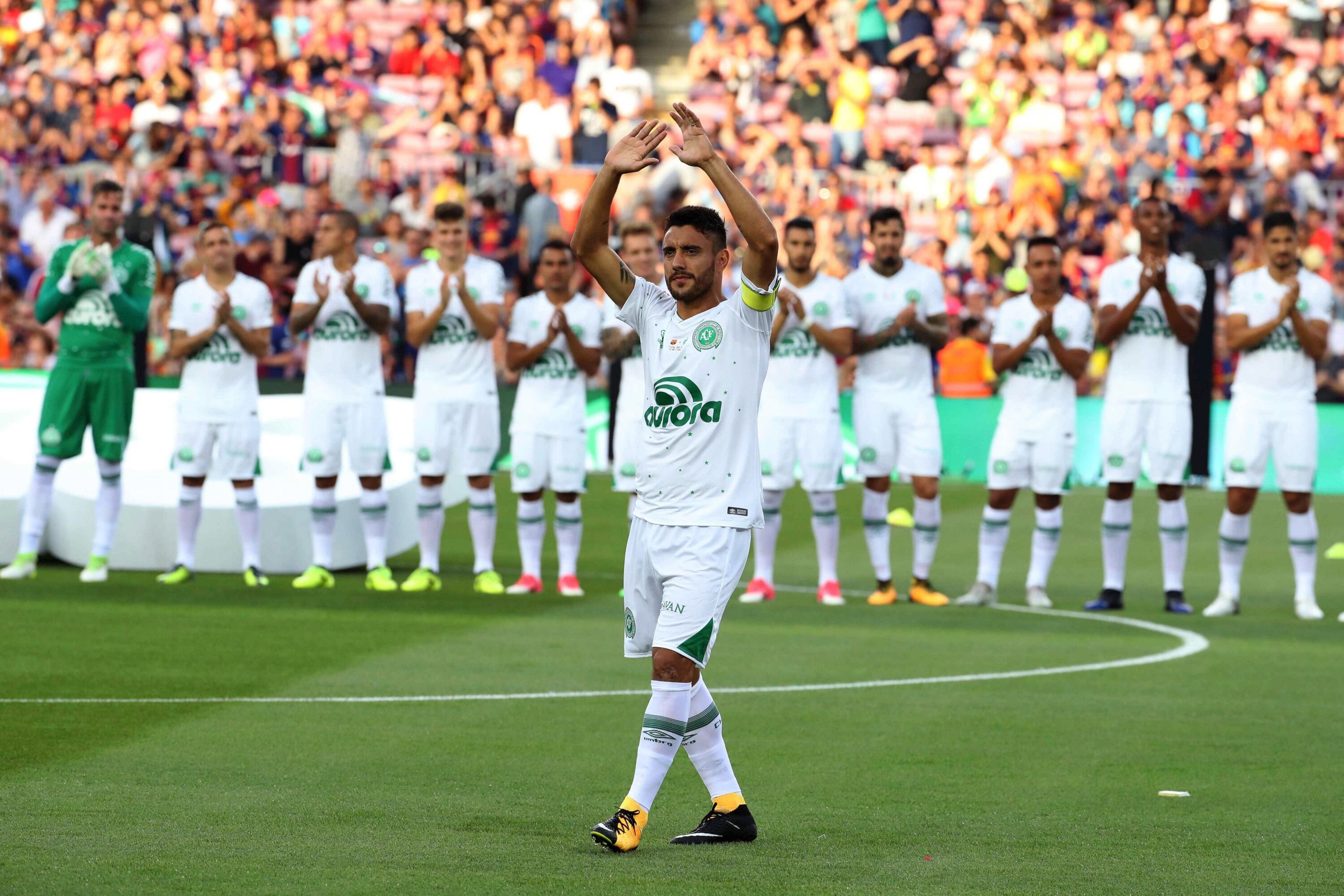 El defensa Alan Ruschel, uno de los supervivientes del accidente aéreo del Chapecoense, durante el homenaje que se les rindió en el Camp Nou.