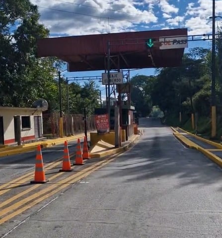 Desde hace aproximadamente 21 días, las comunidades del sur del Cauca protestan de forma pacífica en este punto de la vía que comunica Popayán con la ciudad de Pasto.