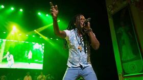 Sus canciones incluyen distintos patrones rítmicos tradicionales que se unen contra la estigmatización social y la pérdida de su cultura e identidad.