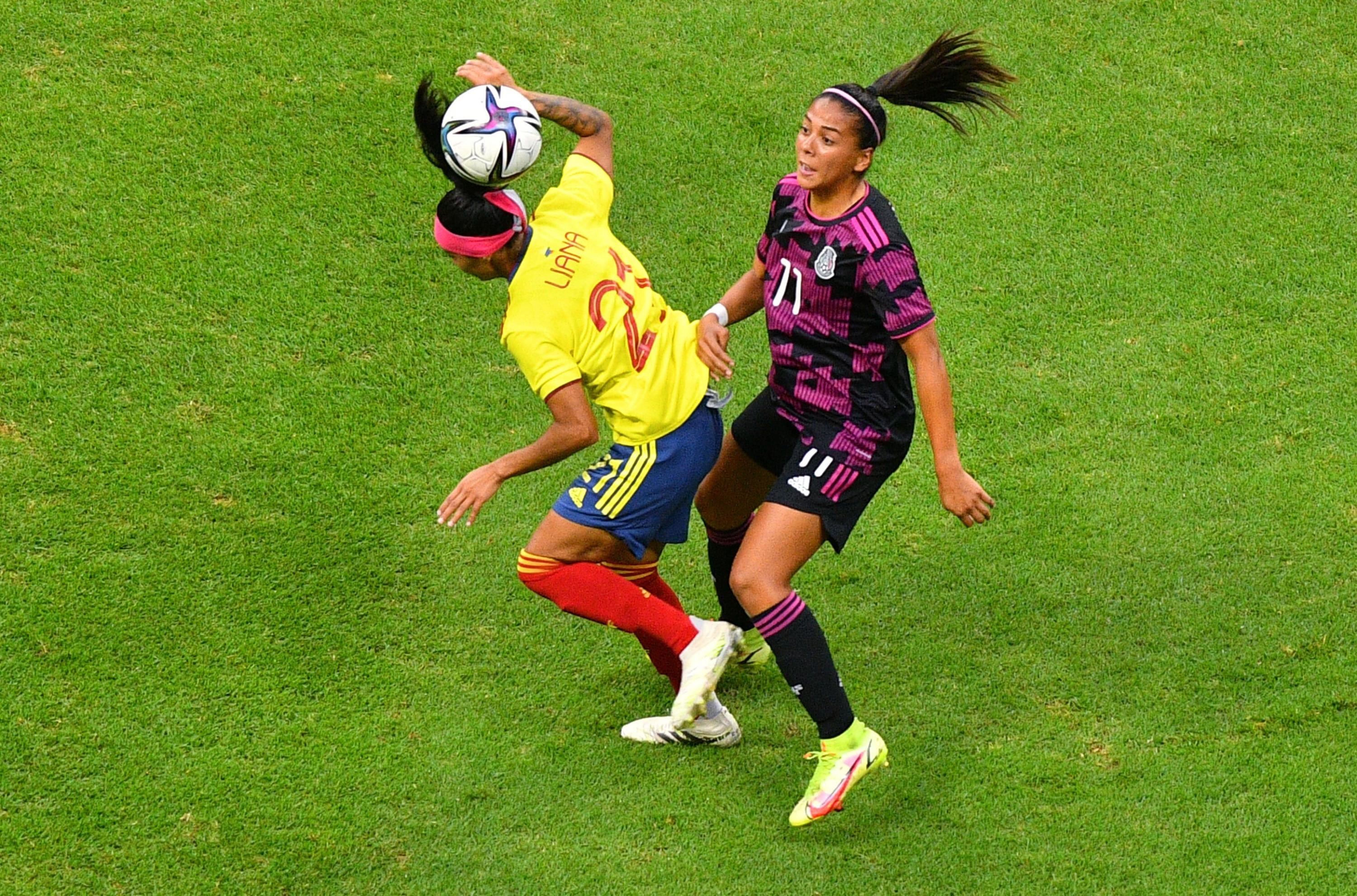 Las selecciones de México y Colombia en amistoso en el estadio Azteca.