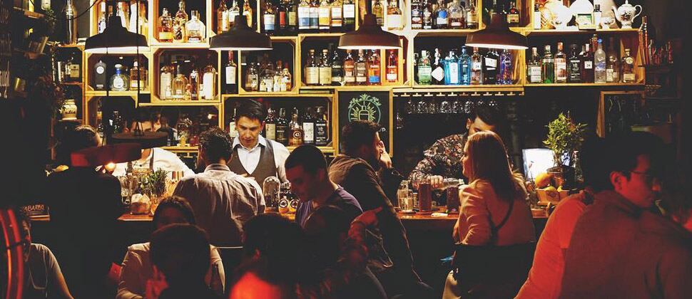 Un grupo de jóvenes que conocieron a unas mujers en un bar, terminaron drogados y robados.