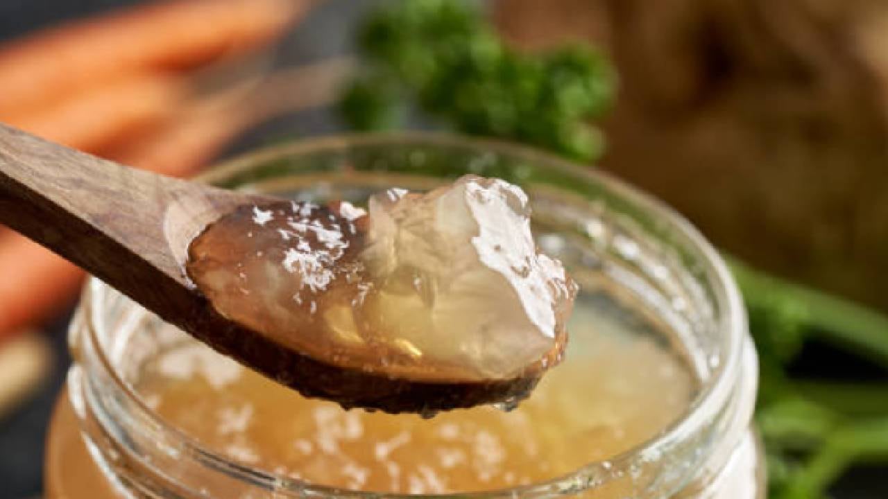 La gelatina es un alimento rico en colágeno, se considera que tienen un 97% de porcentaje en proteína aproximadamente y un 2% de sales minerales.