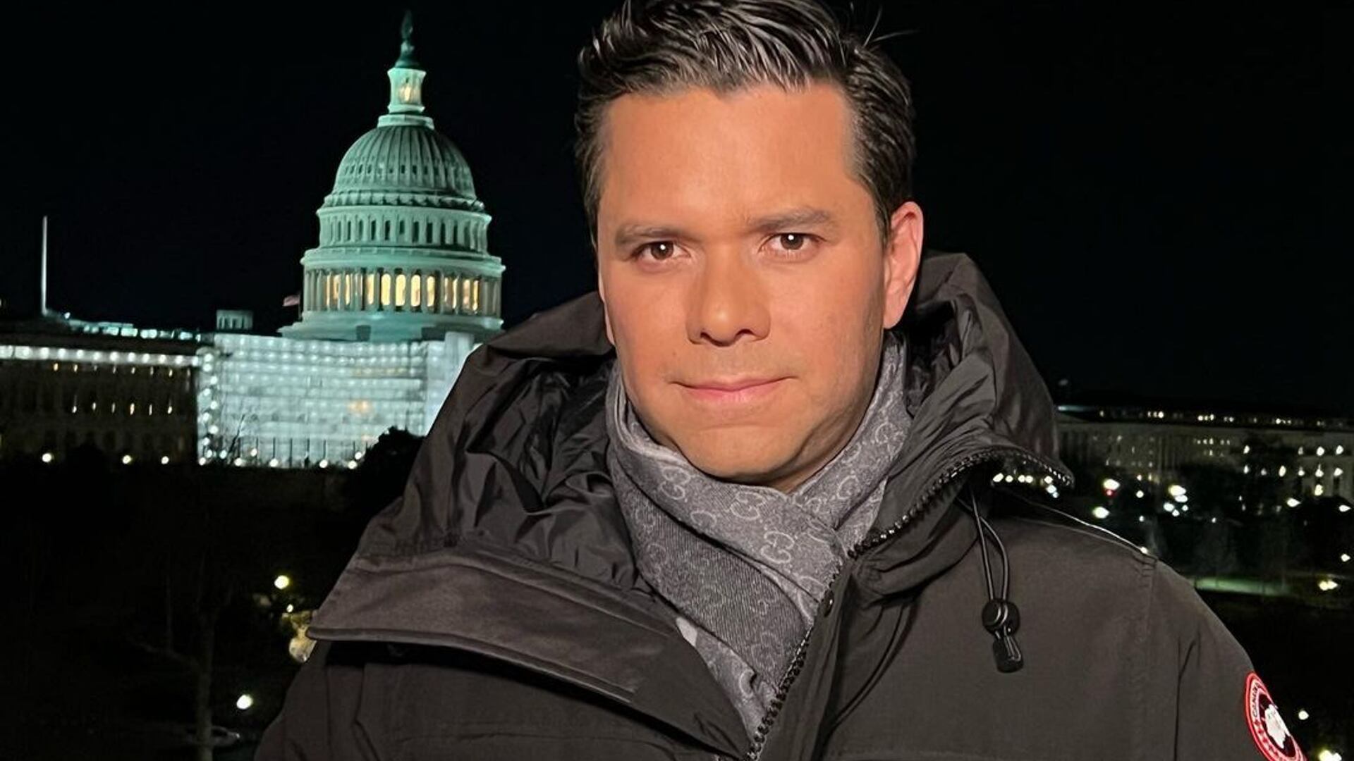 En entrevista con People en Español el director de La FM habló de su familia, sus gustos personales, su padre y el oficio del periodismo. Foto: Instagram @luvelez.