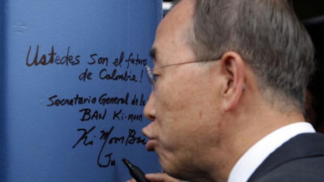 El secretario general de las Naciones Unidas Ban Ki-moon firma un mural el domingo, durante la inauguración de una escuela en un asentamiento de desplazados por el conflicto armado, en Soacha.