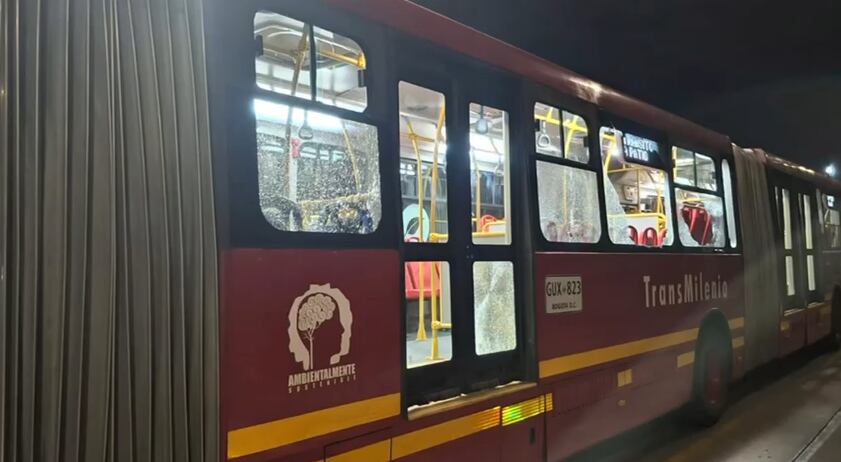 Parte de los daños que sufrió el TransMilenio.
