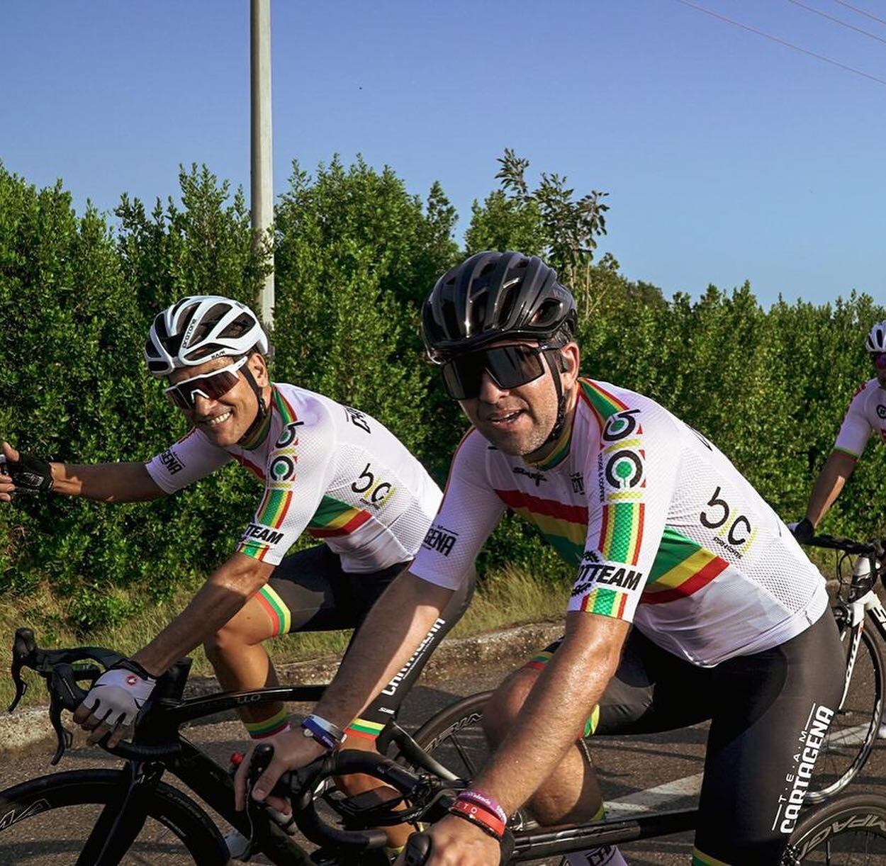 El ministro del Deporte, Ernesto Lucena, comparte carretera con algunos de los integrantes de este nuevo equipo de ciclismo.
