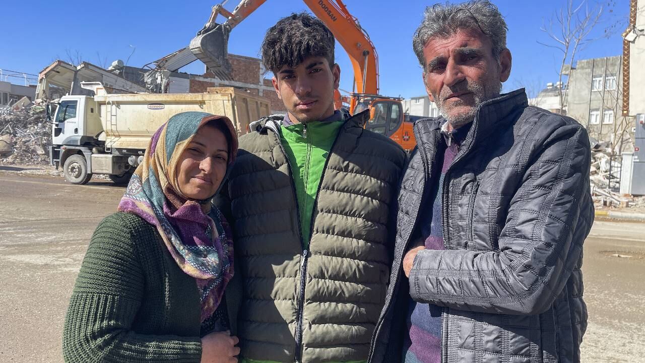 Taha Erdem, residente de Adiyaman, en el sureste de Turquía, es uno de los cientos de sobrevivientes rescatados de los edificios derrumbados después del poderoso terremoto del 6 de febrero.