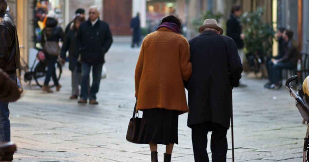 Si bien el riesgo de muerte generalmente crece con la edad, el análisis de estos investigadores muestra que el riesgo finalmente se estanca en un momento y se mantiene en un 50/50 de posibilidades de vivir o fallecer.