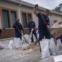 Con sacos de arena, ciudadanos del estados de Florida esperan contrarrestar inundaciones que pueda causar el paso el huracán Ian