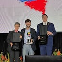 Jaime Pumarejo, en el centro, con el premio a mejor gobernante del país