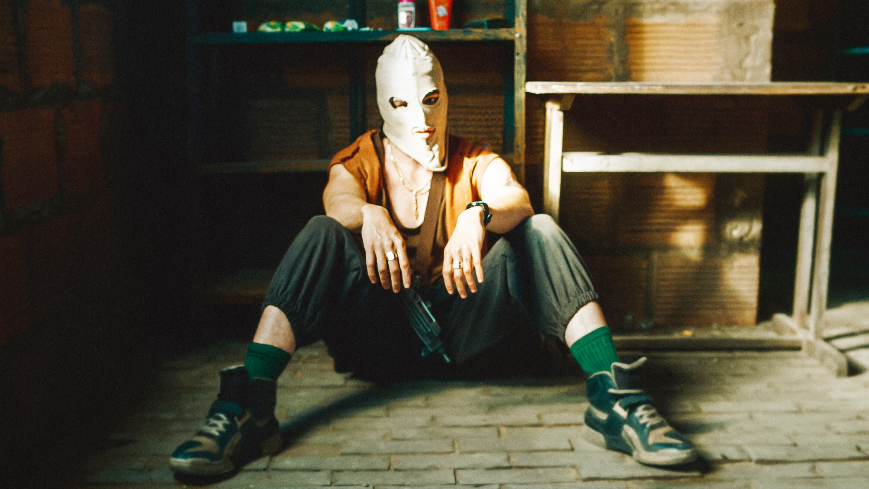 Monje (Bryan Zorrilla), un joven devoto de la Vírgen y a la vez aterrador, que ejecuta su misión pero también demuestra en detalles que lo que hace también lo hace sufrir.