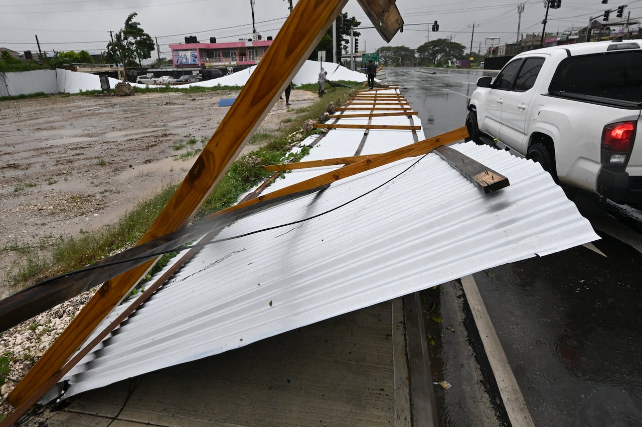 Vientos feroces y lluvias torrenciales azotaron Jamaica cuando el huracán Melissa tocó tierra.