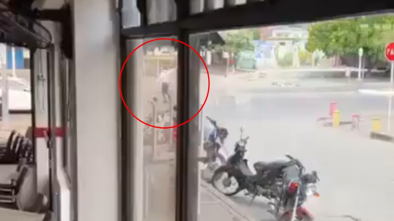 El video fue grabado por una persona que se encontraba en un local cercano al restaurante.