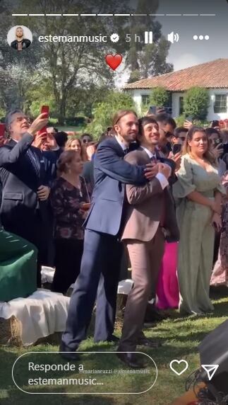 Los novios disfrutando de la música de Ximena Sariñana. Foto: Instagram @estemanmusic.