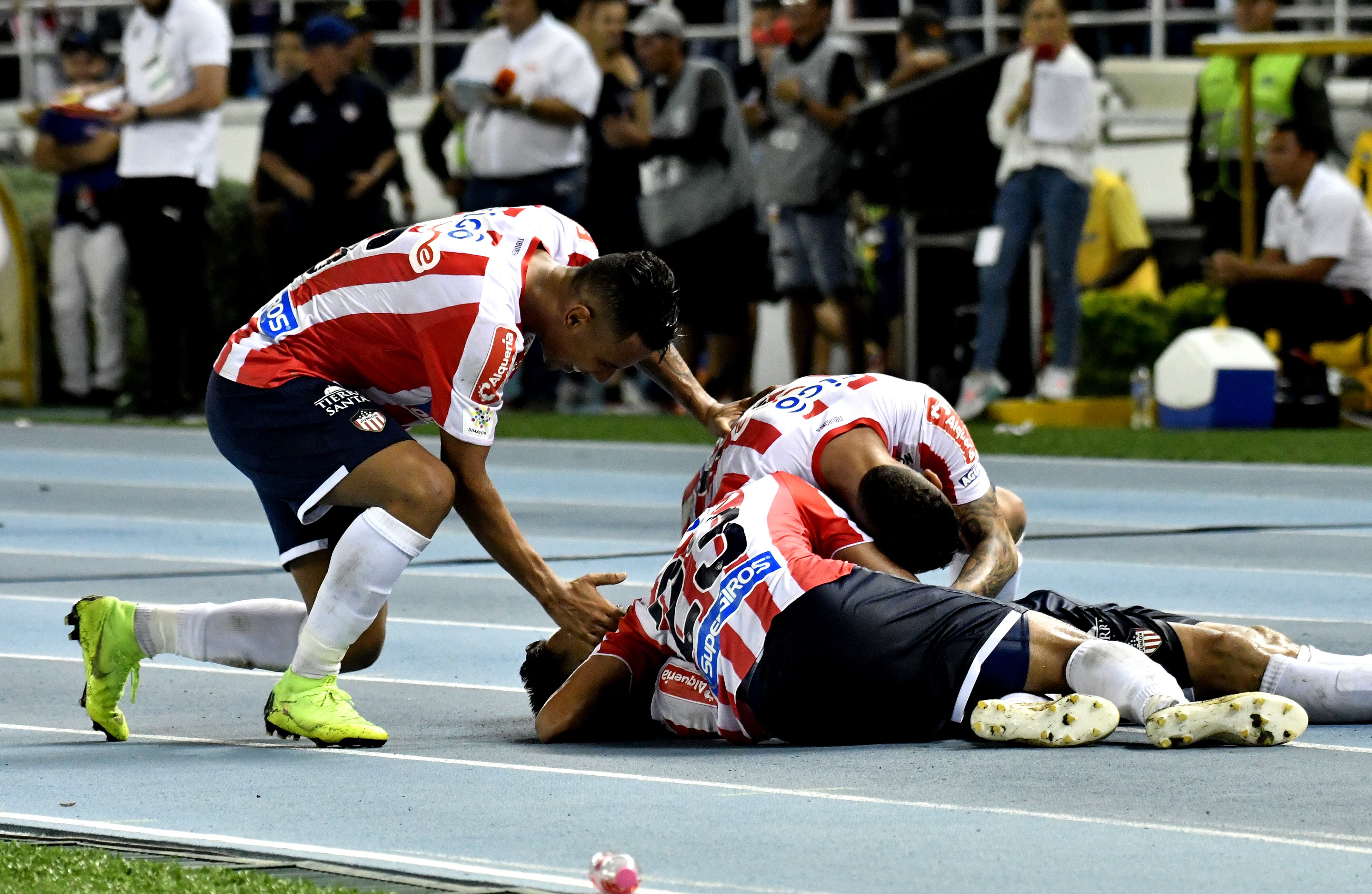 BARRANQUILLA, COLOMBIA - DECEMBER 08: Teofilo Gutierrez of Atletico Junior, celebrates with teammates after scoring his team's third goal during the first leg final match between Junior and Independiente Medellin as part of Torneo Clausura of Liga Aguila 2018 at Metropolitano Roberto Melendez Stadium on December 08, 2018 in Barranquilla, Colombia. (Photo by Luis Ramirez/Getty Images)