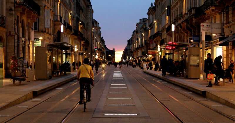 8. Burdeos, Francia: se trata de una ciudad que aún está procurando ser más amigable para conducir estos vehículos. No sólo ha invertido en el acondicionamiento de las vías, sino también en el control y manejo del tráfico para generar condiciones adecuadas para las bicicletas.