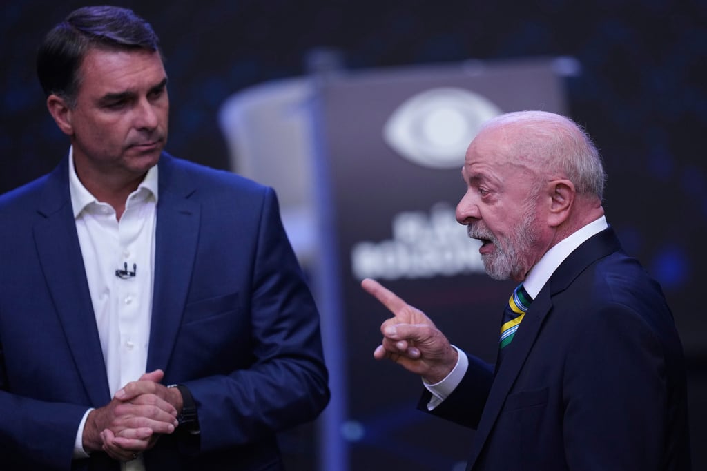 El presidente brasileño Luiz Inácio Lula da Silva —a la derecha y candidato a la reelección— señala con el dedo mientras el senador Flávio Bolsonaro, candidato presidencial de la oposición, observa durante un debate presidencial televisado, una semana antes de la segunda vuelta electoral en São Paulo, Brasil, el domingo 18 de octubre de 2026.