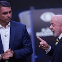 El presidente brasileño Luiz Inácio Lula da Silva —a la derecha y candidato a la reelección— señala con el dedo mientras el senador Flávio Bolsonaro, candidato presidencial de la oposición, observa durante un debate presidencial televisado, una semana antes de la segunda vuelta electoral en São Paulo, Brasil, el domingo 18 de octubre de 2026.