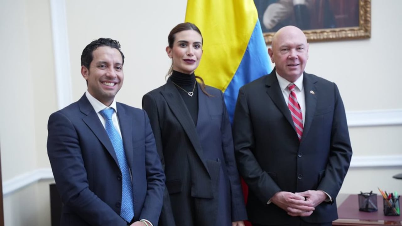 Saray Robayo, Julián López y John MacNamara.