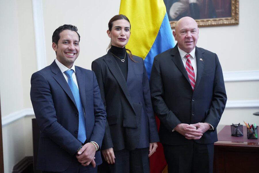 Saray Robayo, Julián López y John MacNamara.
