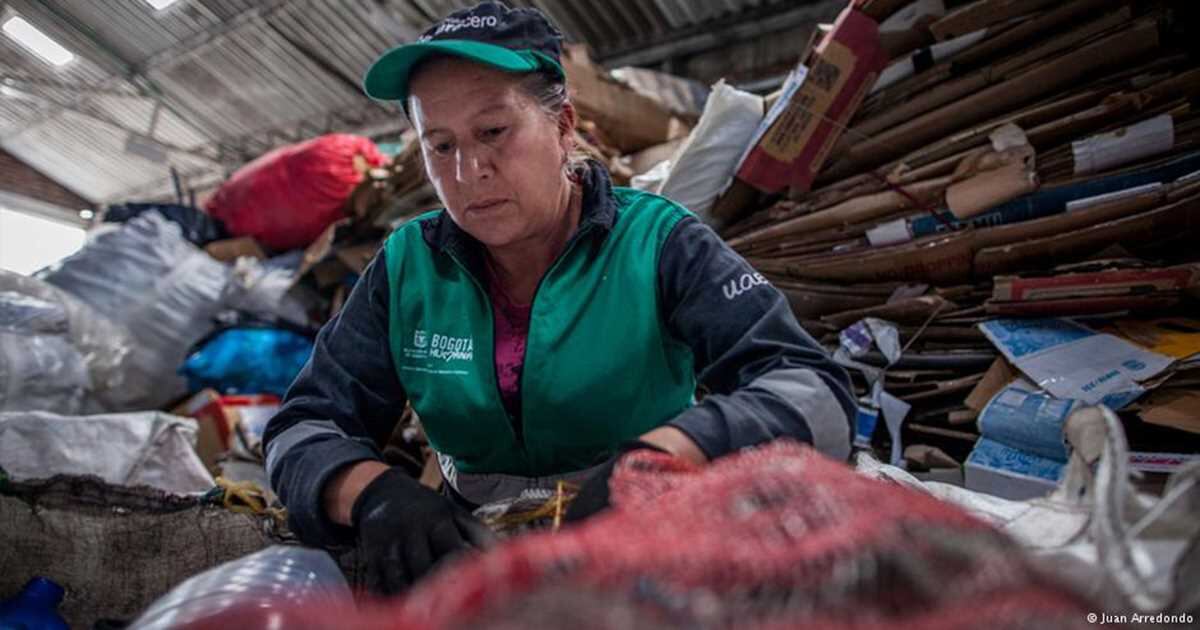 La ARB manda camiones a determinados lugares para recoger los materiales colectados por sus miembros. Se pesan los materiales en la calle y a continuación mandan la información a través de una aplicación para recibir el pago. Foto: Juan Arredondo-DW. 